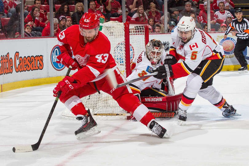 Детройт калгари лого. Детройт эдмонтон. Вилле хуссо детройт. Калгари флэймз детройт ред уингз матч. Джонатан юбердо хоккеист.