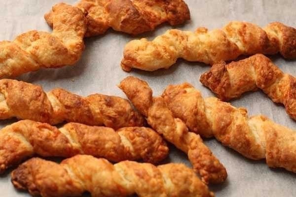 Сырные палочки к супу.Отличное дополнение к любым супам-пюре, а также к луковому супу. Ими с успехом ...