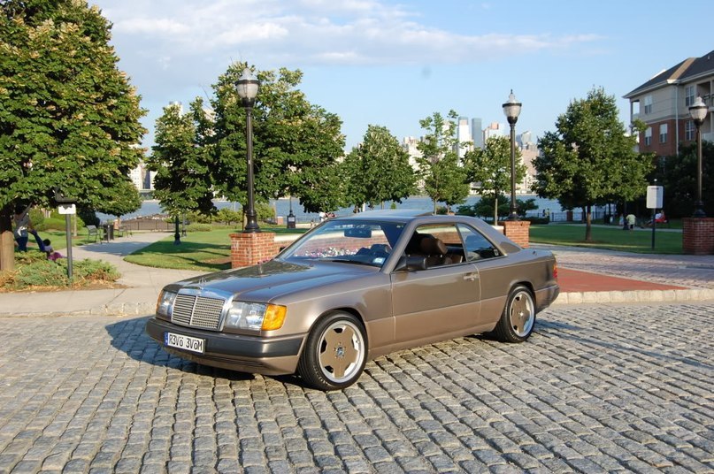 Mercedes-Benz 300CE Coupe (W124). - 3