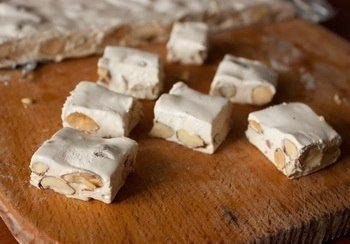 Нуга в шоколаде.Ингредиенты:130 г меда400 г сахара2 яичных белка300 г жареного миндаля (желательно ... - 5