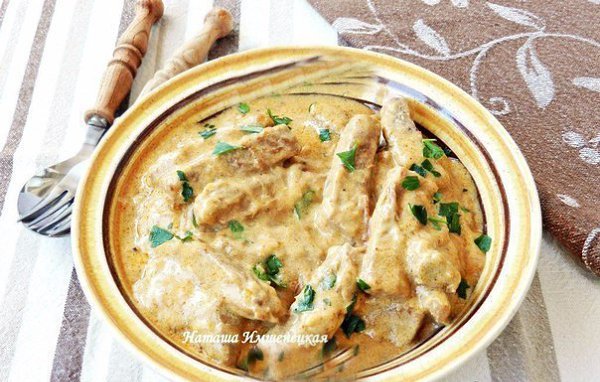 МЯСО ТУШЕНОЕ СО СМЕТАНКОЙ.ИНГРЕДИЕНТЫ: 500 г говядины (или свинины); 2 головки репчатого лука; 150 г ... - 9