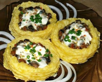 Картофельные гнезда с грибами, в чесночно-сметанном соусе.Ингредиенты:Картофель -10-11 штМолоко - 50 ...