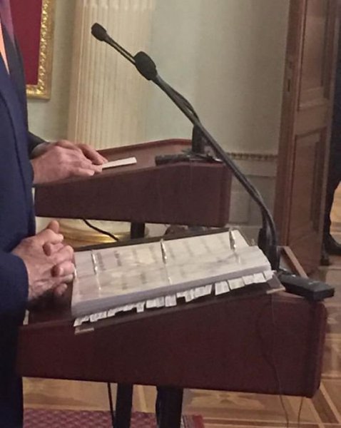 Лавров выходит на пресс-конференцию с листочком. Керри - с папкой. По времени говорят одинаково.