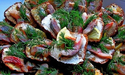 Канапе с соленой сельдью и укропным маслом вам понадобится: 30г сливочного масла 4 большие веточки ...