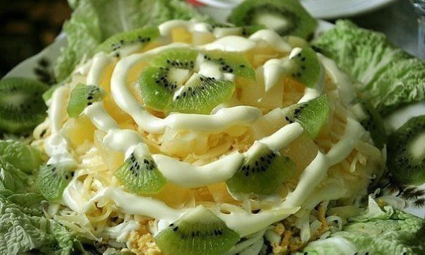 10 салатов с ГРИБАМИ! 1. Салат из куриного филе, свежих огурцов и консервированных шампиньонов ... - 6