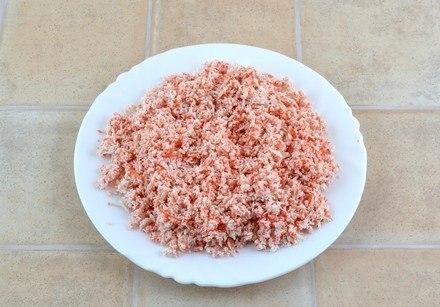 Крабовый салат шариками.Ингредиенты:-200 грамм крабовых палочек;-100 грамм сыра;-2 яйца;-1 зубчик ... - 8