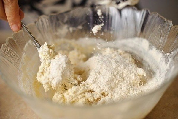 Очень нежный лимонный пирог. Ингредиенты: Сметана — 250 г Сливочное масло — 110 г Сода — 1/2 ч. л. ... - 3