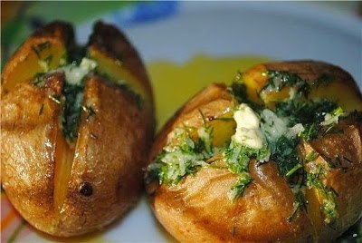 КАРТОФЕЛЬ, ПЕЧЕНЫЙ В КОЖУРЕ С ЧЕСНОЧНЫМ МАСЛОМ.ИНГРЕДИЕНТЫ:Картофель - 8 шт.Чеснок - 3 зубчика.Укроп ...