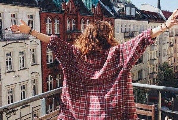 А мне бы в небо, к солнечным лучам, Где вера в жизнь, ведёт вперёд с надежной, А мне бы к тем, ...