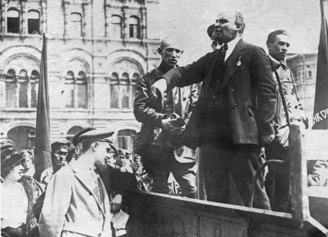 Только диктатура пролетариев и беднейших крестьян способна сломить сопротивление капиталистов, ...