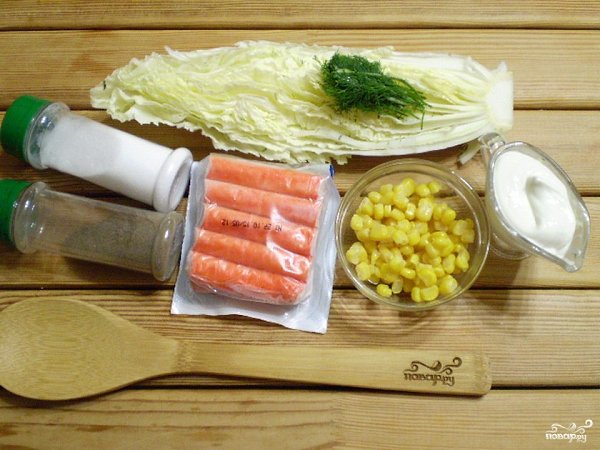 Салат с крабовыми палочками и кукурузой.Время приготовления: 10 минЛюбимый салат с крабовыми ... - 2