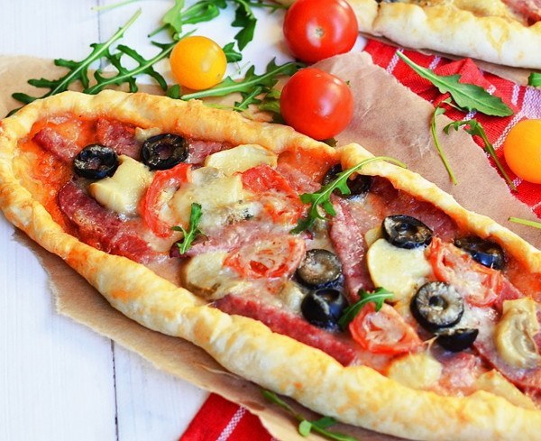 Пицца с салями, грибами и помидорами. Классический рецепт вкуснейшей пиццы с кусочками салями, ... - 10