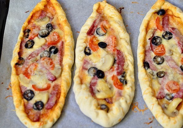 Пицца с салями, грибами и помидорами. Классический рецепт вкуснейшей пиццы с кусочками салями, ... - 9