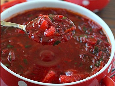 Свекольник с колбасками.Ингредиенты:- бульон мясной – 6 стаканов,- свекла вареная (средняя) – 4 ...