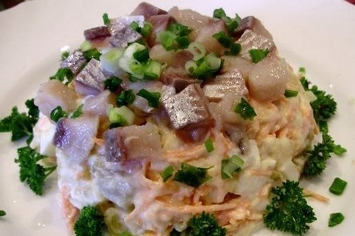 Крайне простой и вкусный салат с сельдью.ИНГРЕДИЕНТЫ:картофель 4 шт.огурец 4 шт.морковь 3 шт.сельдь ...