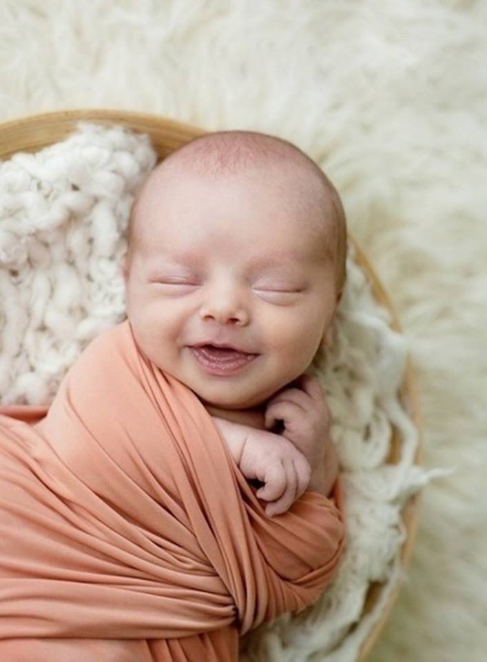 Первая улыбка ребенка. Младенцы. Грудничок. Малыш улыбается. Новорождённый рнбенок.