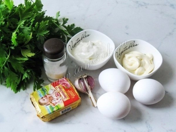 Рулет яичный с сыром и крабовыми палочками.Ингредиенты:Яйца - 4 штуки;Сметана - 100 грамм;Сыр ...