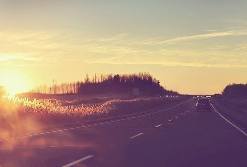 Я мечтаю ехать в машине на закате не важно куда, просто ехать, слушать любимую музыку и ни о чем не ...