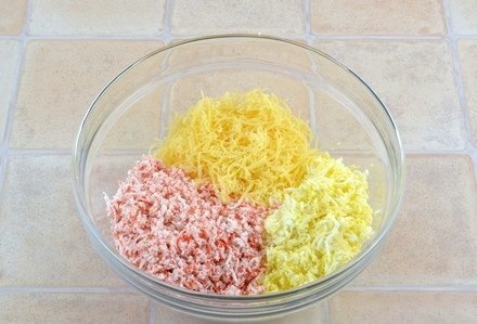 Крабовый салат шариками.Ингредиенты:-200 грамм крабовых палочек;-100 грамм сыра;-2 яйца;-1 зубчик ... - 6