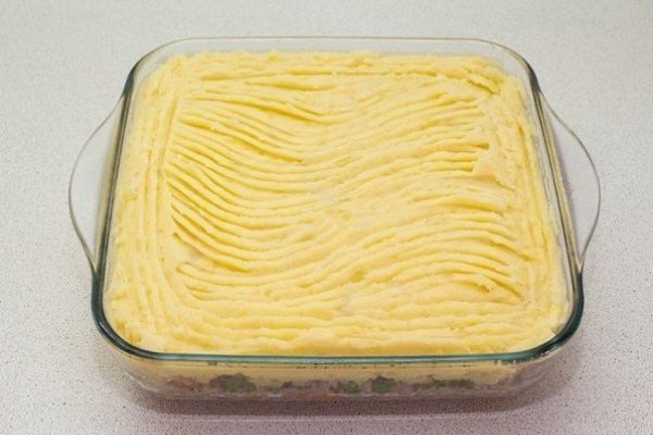 Картофельная запеканка.Ингредиенты:Фарш мясной — 500 гКартофель — 1 кгМорковь — 1 шт.Зеленый горошек ... - 8