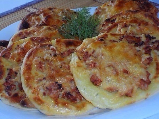 КАРТОФЕЛЬНЫЕ ВАТРУШКИ С КУРИЦЕЙ.Ингредиенты:Для картофельных ватрушек: пол кило картошки 1 яйцо 0.5 ...