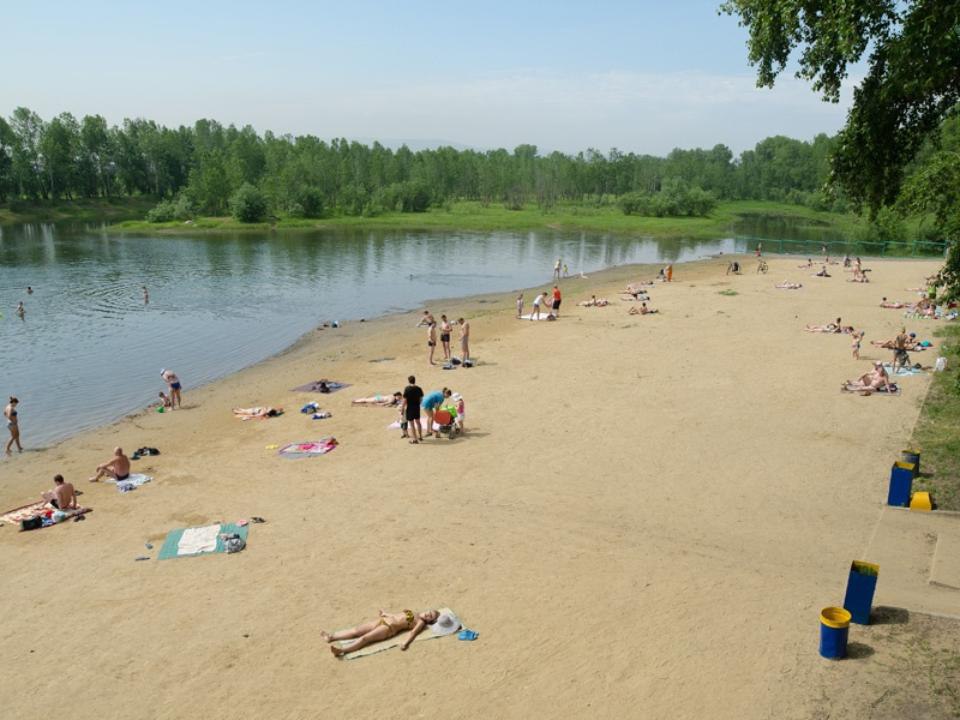 Озеро покупаться. Красноярск остров Татышев пляж. Озеро Бархатово Красноярск пляж. Пляж на острове Татышева Красноярск. Озеро на острове Татышев Красноярск.