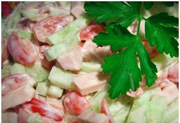 Салат «Вкусный».Ингредиенты:- 2 огурца- 300 г ветчины- 3 помидора- 1 головка репчатого лука- 2 ст.л. ...