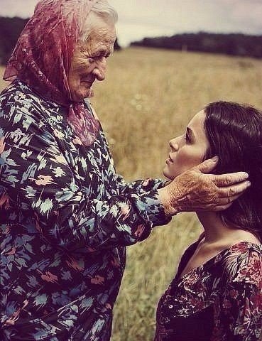 Любите Маму, пока она смеётся, И теплотой горят её глаза. И голос её в душу вашу льётся, Святой ...
