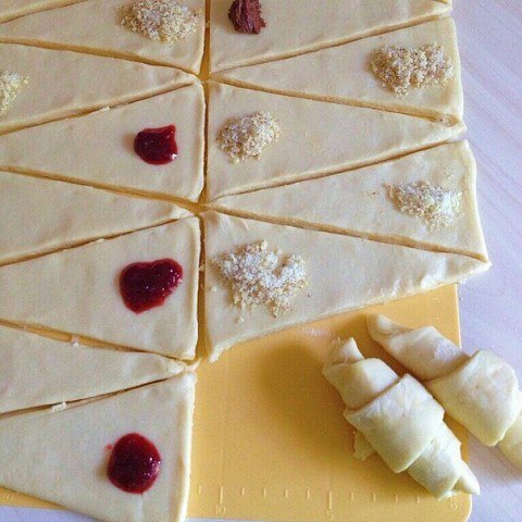 РОГАЛИКИ. Очень вкусные, мягкие, рассыпчатые рогалики, просто тают во рту. Для теста 1: сметана - ... - 5