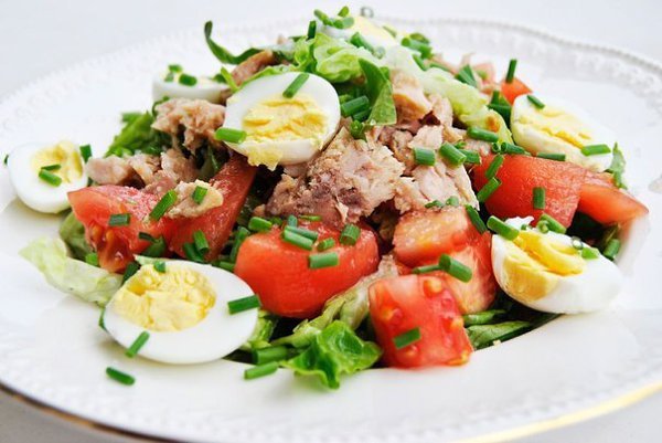 “Летний салат с тунцом и перепелиными яйцами”.Очень лёгкий и вкусный. Мне нравится присутствие в нём ...