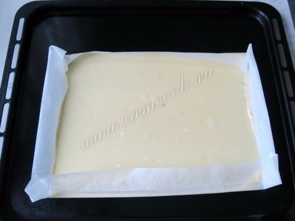 Рулет яичный с сыром и крабовыми палочками.Ингредиенты:Яйца - 4 штуки;Сметана - 100 грамм;Сыр ... - 2