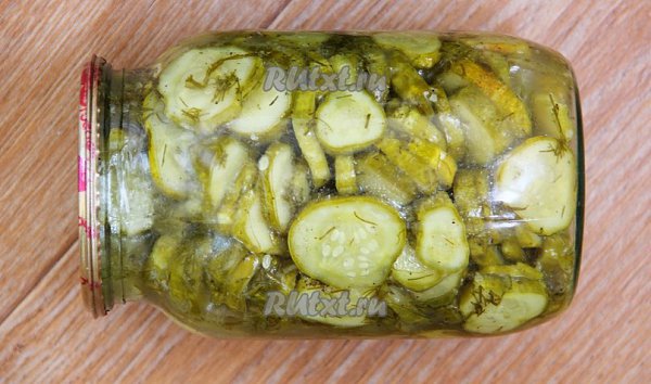 Хрустящие маринованные огурцы.Ингредиенты: - 4 кг огурцов;- 1 стакан сахара;- 1 стакан растительного ... - 4