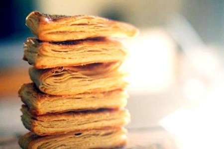 Вкусное домашнее слоеное тесто.Ингредиентымука – 440 гяйцо – 1 шт.уксус 9% – 3 ч. л.сливочное масло ...