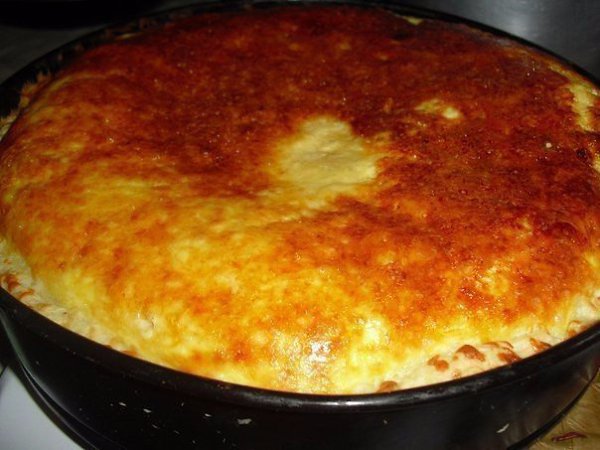 Пирог луковый со сметанной заливкой. Ингредиенты: Мука — 200 г Сметана (для заливки - 1 стакан, для ...