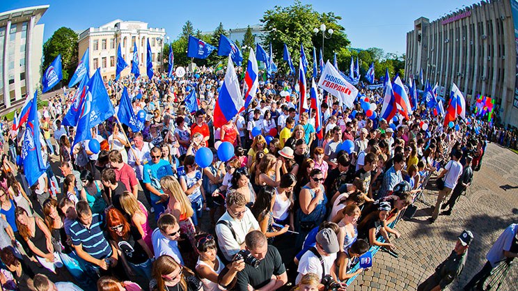 С ДНЁМ РОССИИ, ДРУЗЬЯ!!! Александр Блок - стихи Россия Опять, как в годы золотые, Три стертых ...