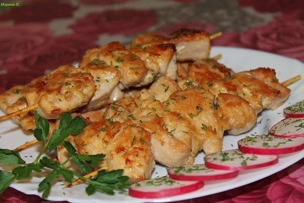 Куриные грудки на шпажках.Примерно 700 гр куриных грудок порезать на небольшие кусочки и замочить в ...