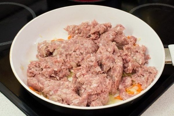 Картофельная запеканка.Ингредиенты:Фарш мясной — 500 гКартофель — 1 кгМорковь — 1 шт.Зеленый горошек ... - 4