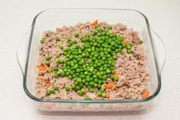 Картофельная запеканка.Ингредиенты:Фарш мясной — 500 гКартофель — 1 кгМорковь — 1 шт.Зеленый горошек ... - 7