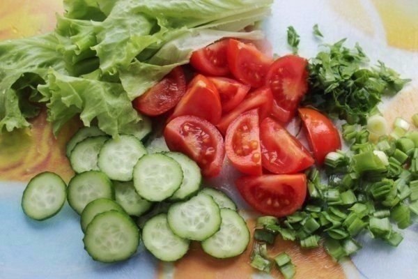 Салат из курицы и свежих овощей! Отличный быстрый ужин Ингредиенты: Куриное филе — 1 шт. Помидоры — ... - 4