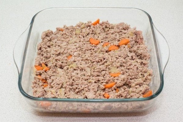 Картофельная запеканка.Ингредиенты:Фарш мясной — 500 гКартофель — 1 кгМорковь — 1 шт.Зеленый горошек ... - 6