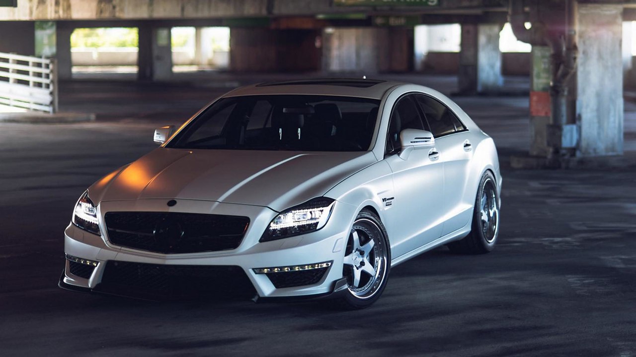 Mercedes Benz CLS 63 AMG ночью