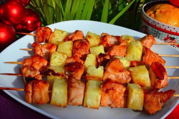 Шашлык из курицы с ананасом.Ингредиенты:Грудки куриные — 2 шт.Ананас — 1 шт.Кетчуп — 100 млСоус ...