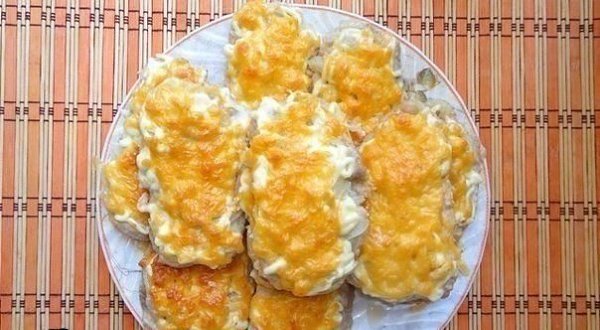 Мясо по-французски.Ингредиенты:Мясо — 500 гЛук — 3 шт.Майонез — 200 гСыр твердый — 200-300 гПомидоры ...