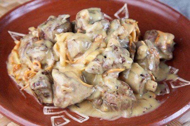 Печень, тушеная в сырном соусе.Ингредиенты:Куриная печенка — 500 гЛуковица — 1 шт.Плавленный сыр в ...
