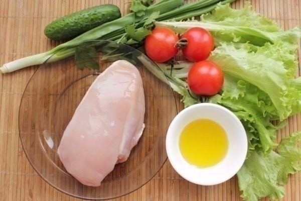 Салат из курицы и свежих овощей! Отличный быстрый ужин Ингредиенты: Куриное филе — 1 шт. Помидоры — ... - 2