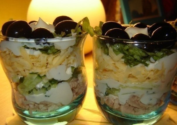 ВОЗДУШНЫЙ САЛАТ.Ингредиенты:Отварное куриное мясо - 100 г.Огурец - 1 шт.Сыр - 50 г.Салат - 2 ...