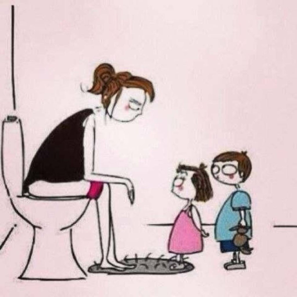 Видит про маму. Мамы смешные. Смешной рисунок мамы. Мама в туалете с детьми. Шутки про материнство.