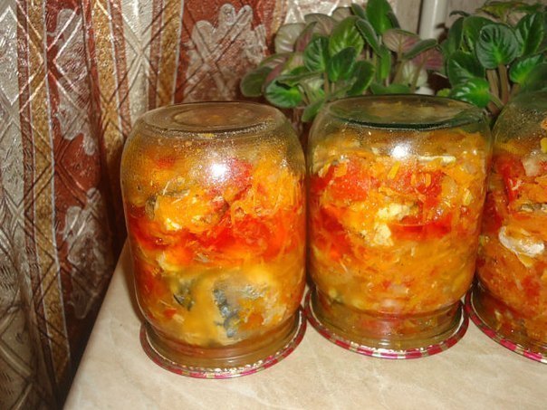 Закуска на зиму с рыбкой.Ингредиенты:- 6 скумбрий- 1 кг лука- 1,5 кг моркови- 2 кг помидор - 2 ст. ...