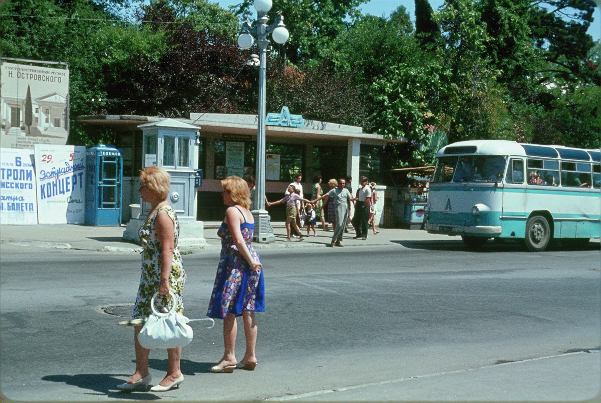 Советские без остановки. Сочи 1964 года глазами француза Жака Дюпакье. Путешествие Жака Дюпакье по советскому Союзу, 1970. Сочи 60-х годов. Люди на остановке СССР.