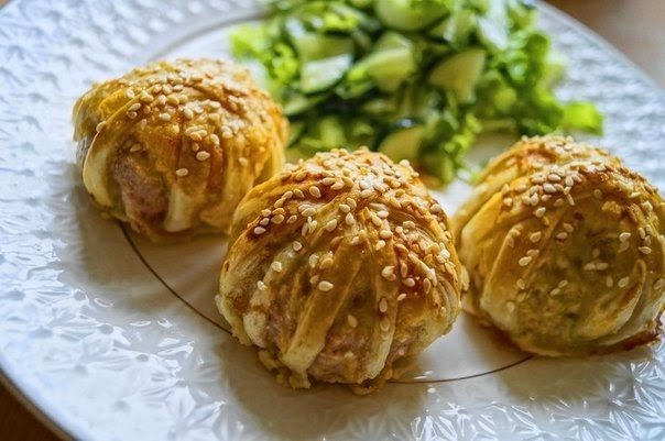 Слоеные клубочки с мясным фаршем под сыром.Ингредиенты: 300 г слоеного теста 500 г мясного фарша (у ...